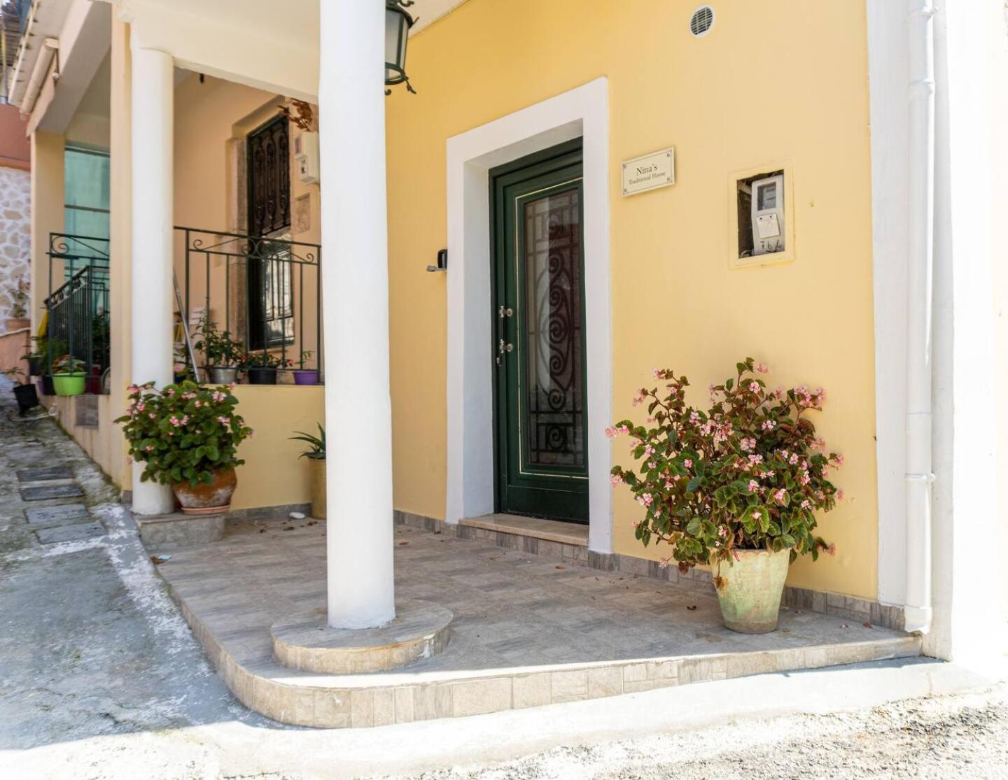 Nina'S Traditional House By Estia Valanio Exterior photo